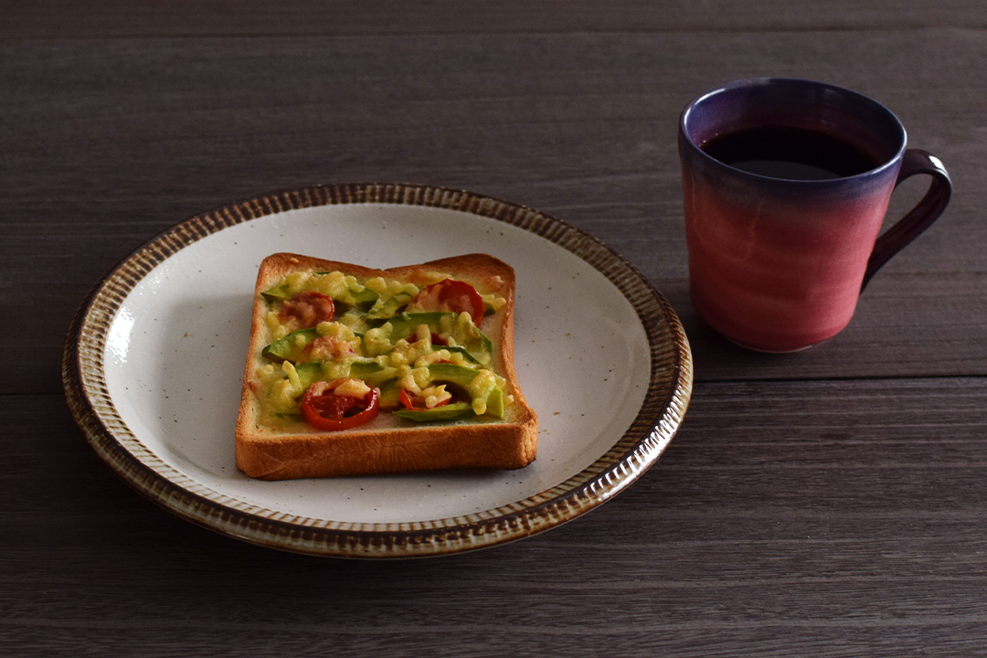 アボカドとドライトマトのオープンサンド