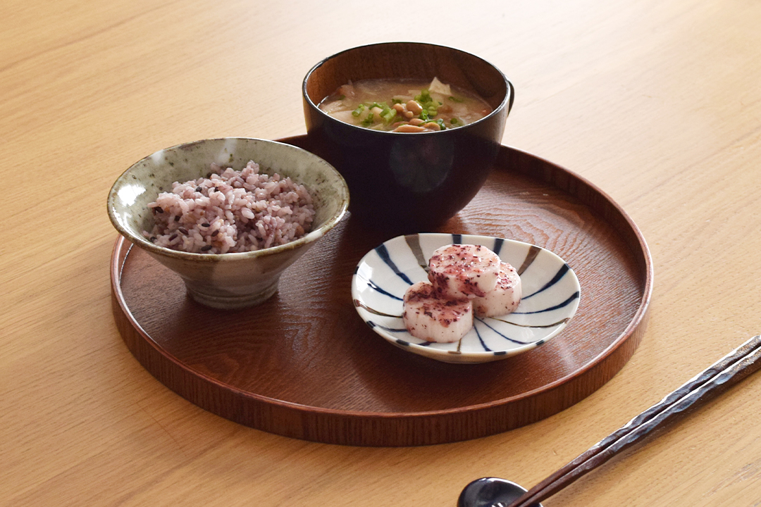 雑穀米＆エノキの具沢山味噌汁＆長芋の赤しそ漬