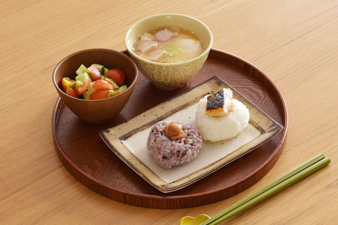 紅白おにぎり＆ベーコンとキャベツの味噌汁＆アボガドサラダ