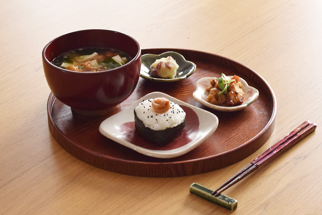 梅干しのおにぎり＆なめこ汁＆タコの柔らか煮＆芋きんとん