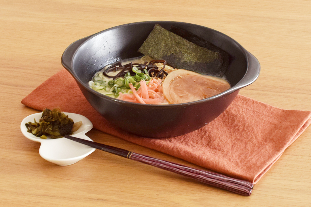 とんこつラーメン(小皿：辛子高菜）