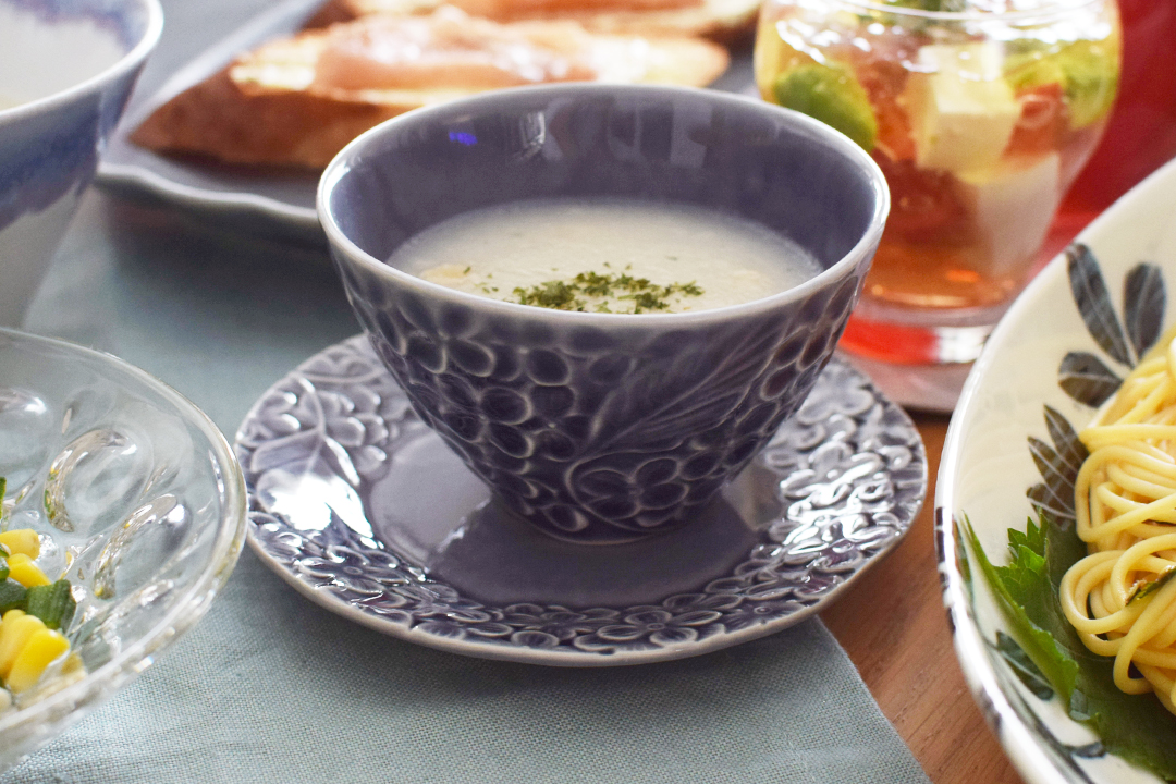 花彫りカップ 青紫