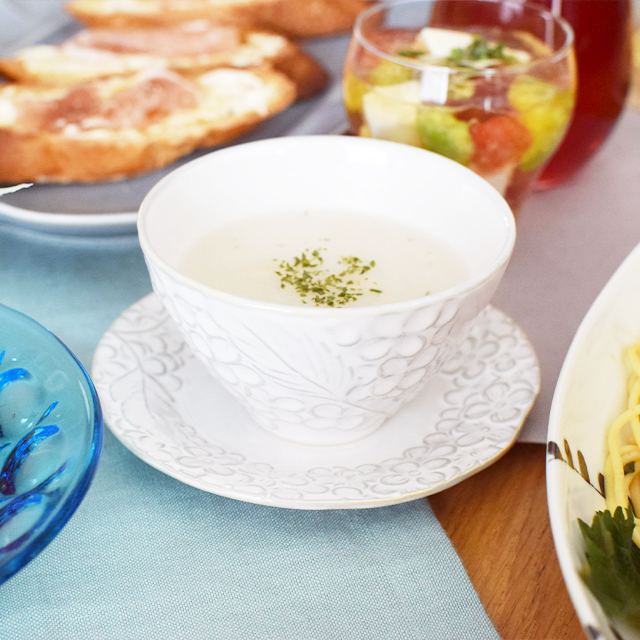 花彫りカップ ホワイト