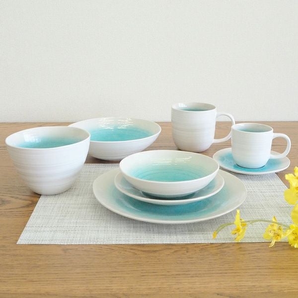 落ち着いたティータイムに湖水カップアンドソーサー