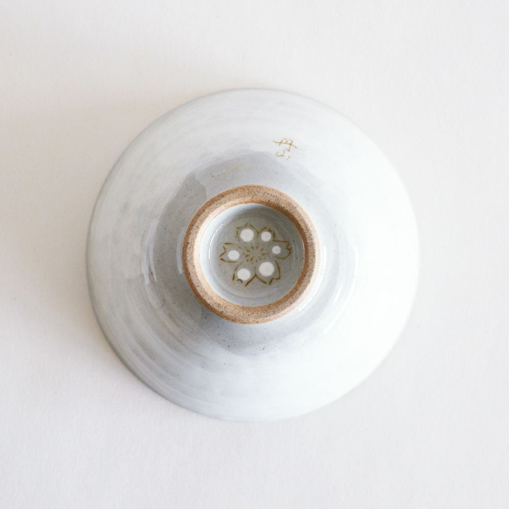 つるりとした質感で持ちやすい器です