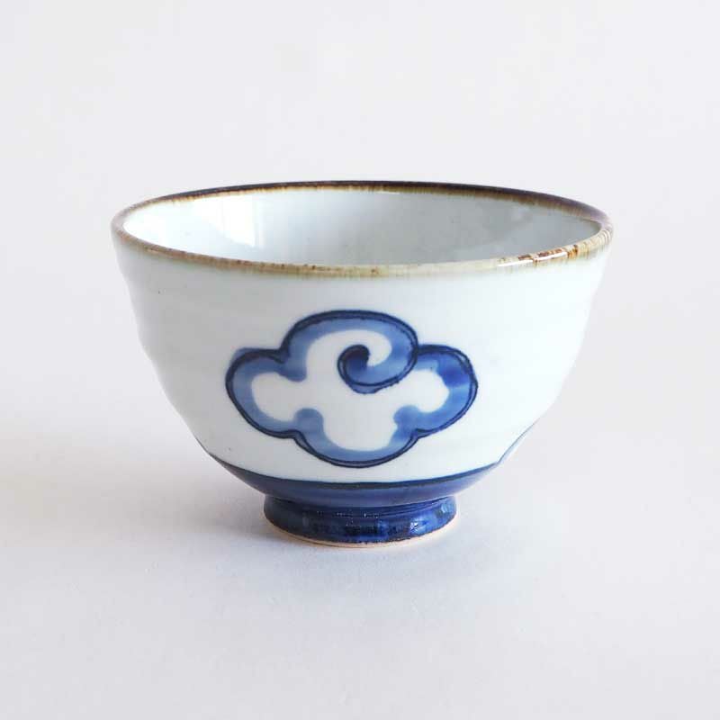 対面には雲が描かれています