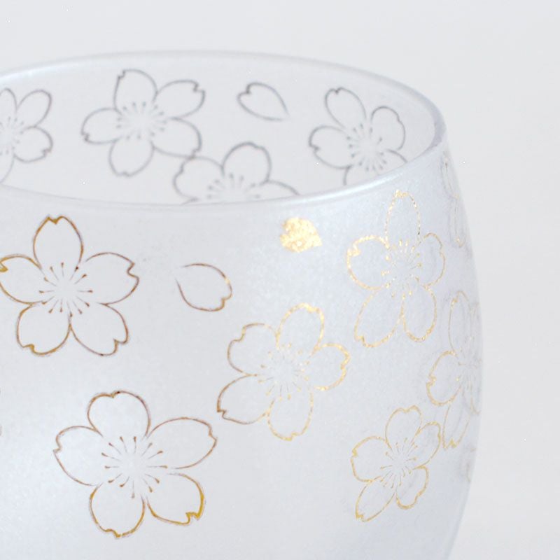 金で施された桜が印象的です