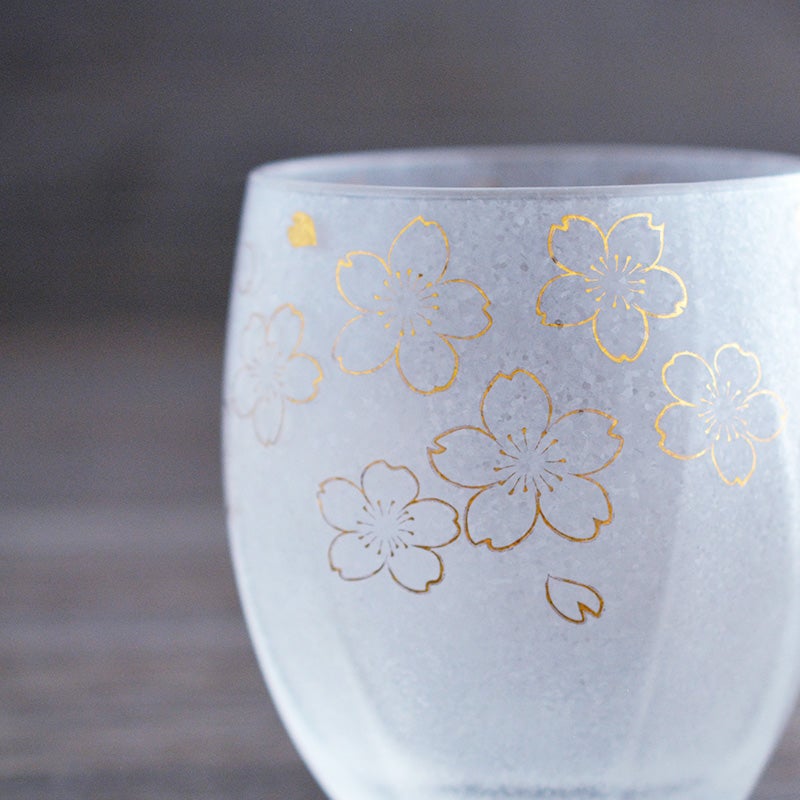 金で施された桜が印象的です