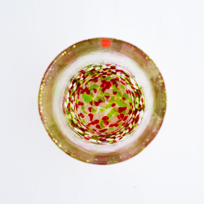 飲み口の周り（口元）を中心に、本物の金箔が贅沢にちりばめられており、高い高級感を演出します