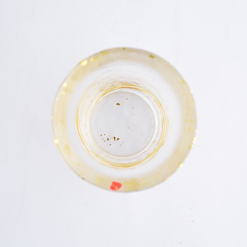 飲み口の周り（口元）を中心に、本物の金箔がキラキラと贅沢に散りばめられています