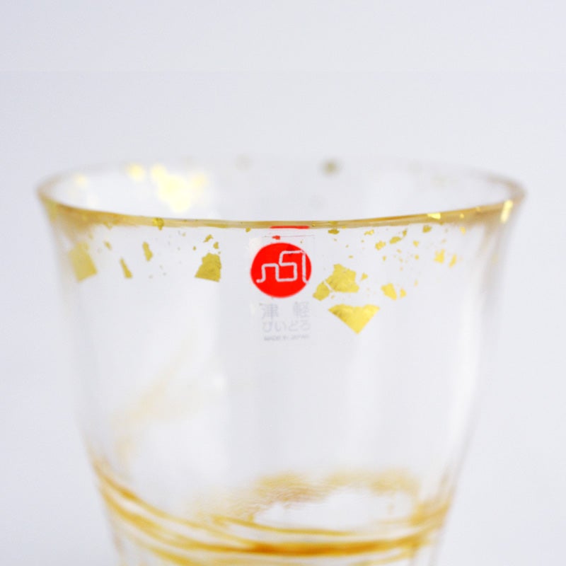 飲み口の周りに金箔が散りばめられています