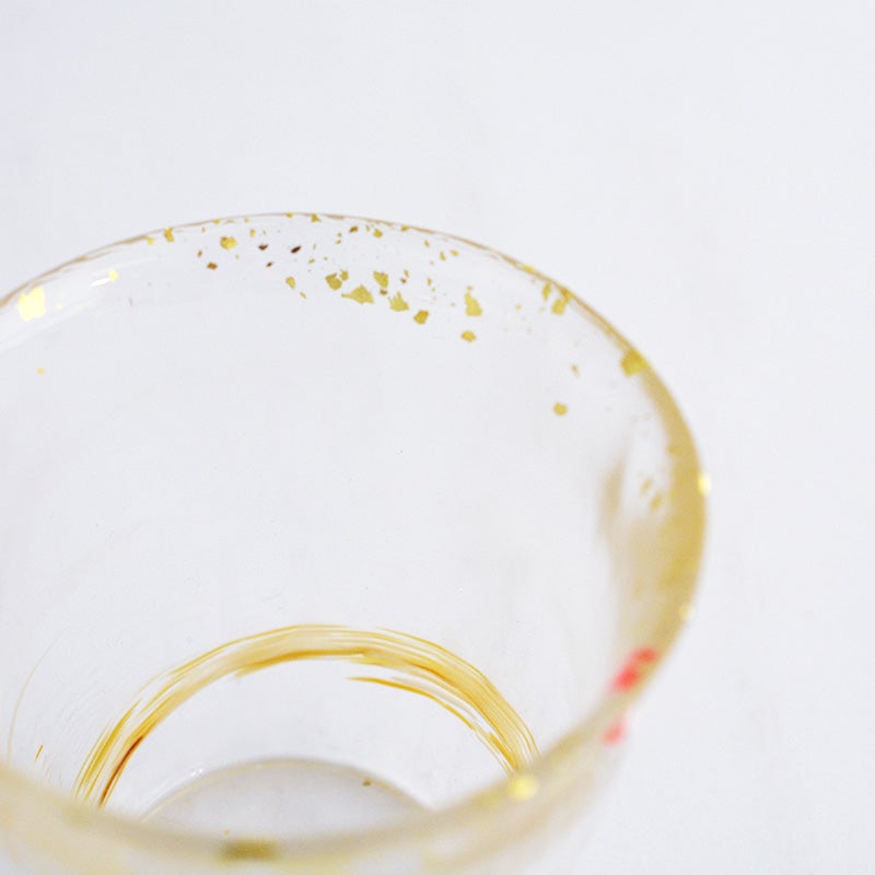 色ガラスの配置や細かな気泡、形状、重さが一つずつ異なり、1点物としての価値があります