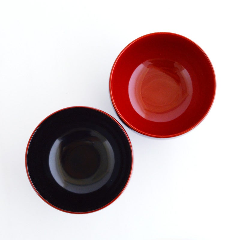 内側の漆黒と朱色が、お味噌汁の緑の具材やだしの色合いを格段に美しく美味しそうに引き立てます