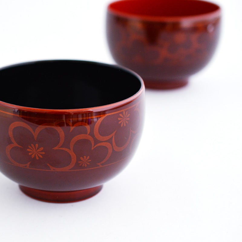 伝統的なお花柄でありながら古臭さがなく、現代の洋風のテーブルコーディネートにも美しく映えるモダンさを備えています