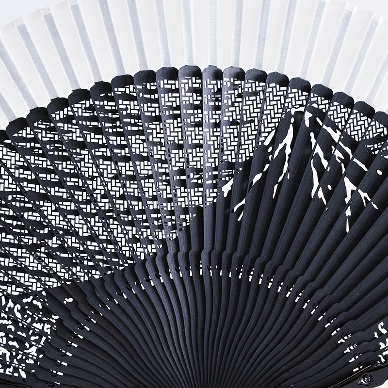 光を通す繊細な「透かし彫り」加工