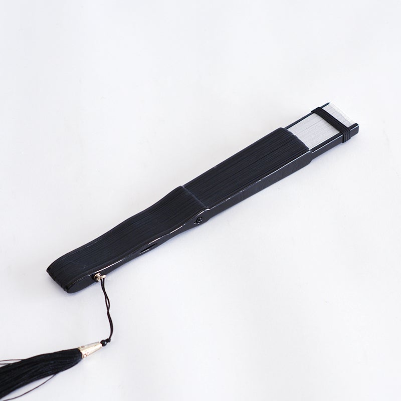 モノトーン基調のデザインなので、どんなファッションにもマッチします