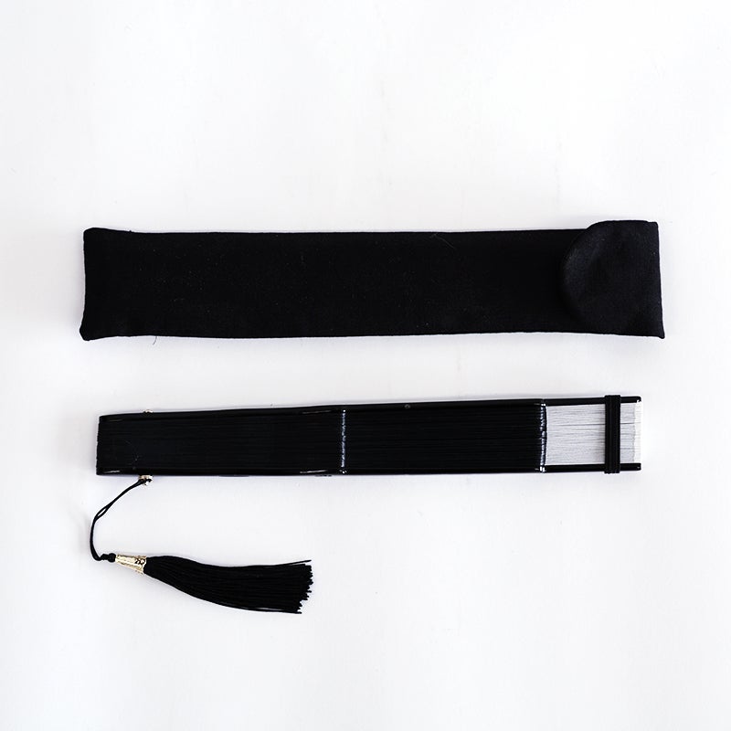 持ち運びや保管時に便利な布製の収納袋付きです