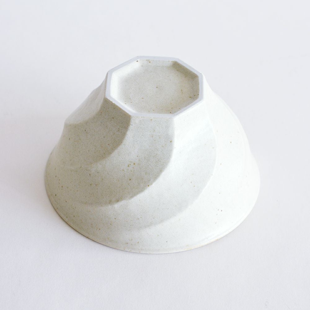 ねじったデザインをシックに表現