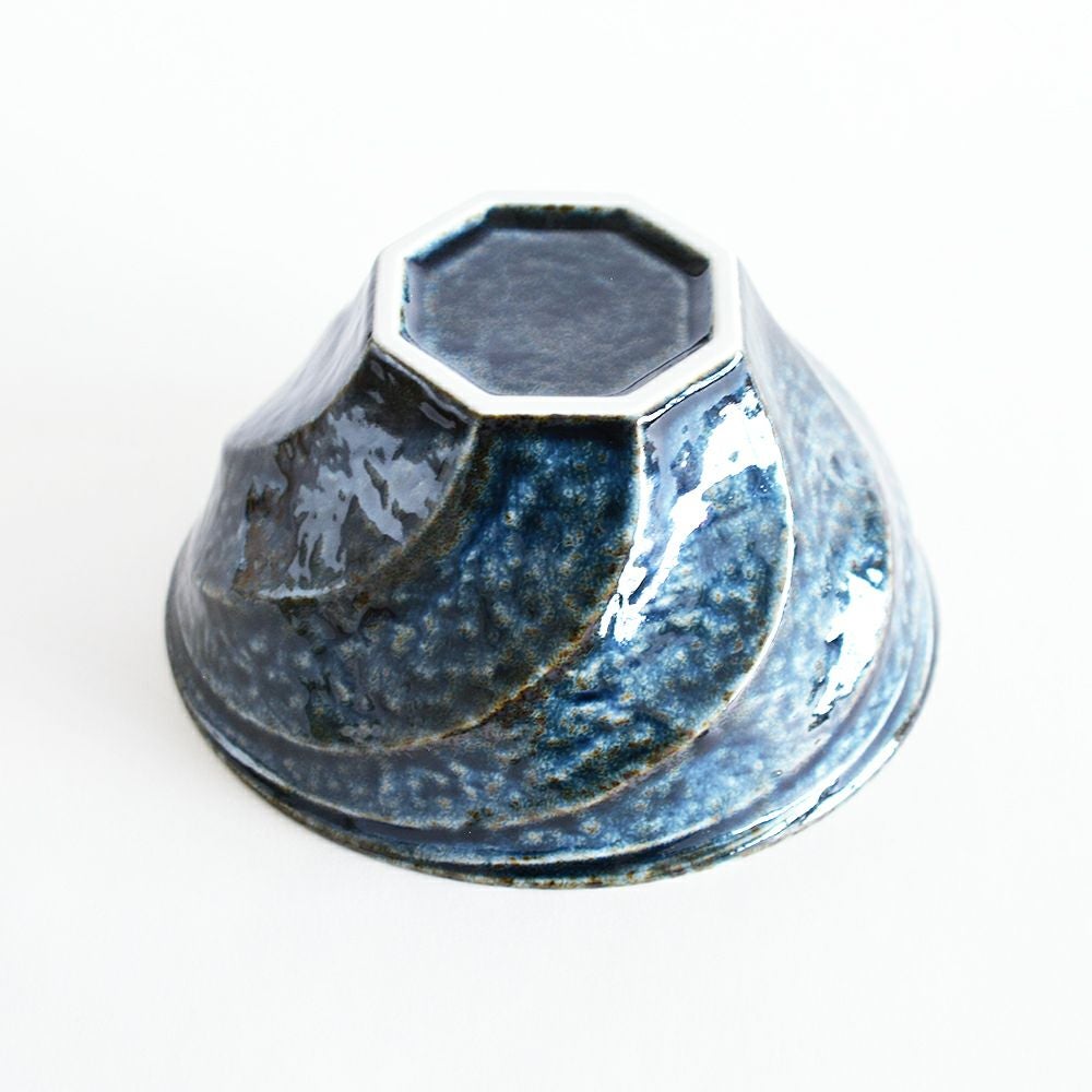 ねじったデザインをシックに表現