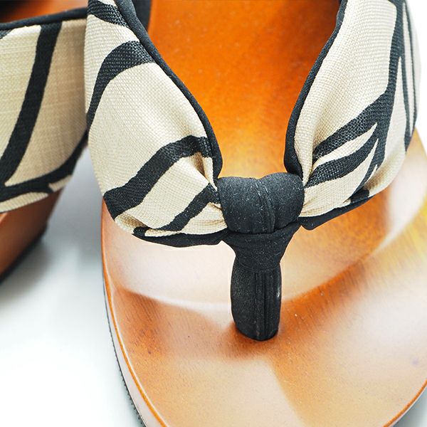 サイズはM（約23.0～23.5cm）とL（約24.0～24.5cm）サイズがございます