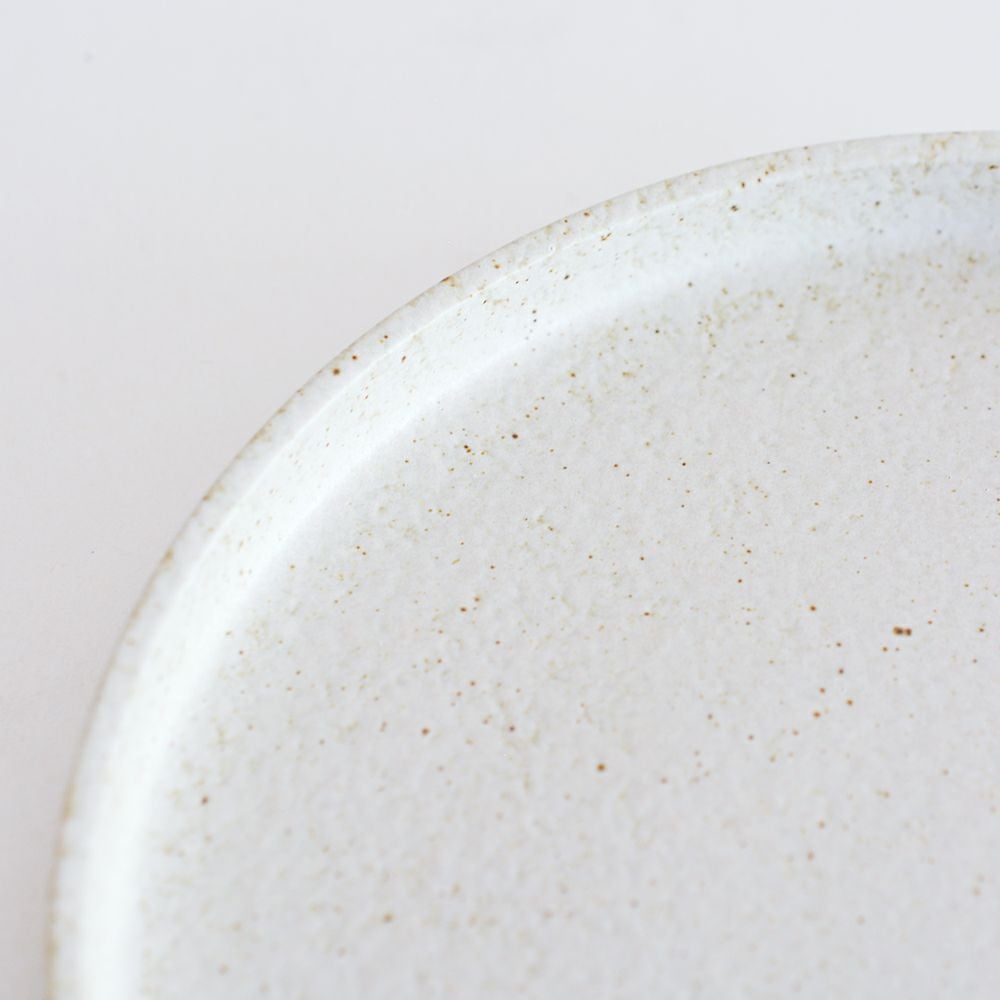 真っ白ではなく釉薬の変化をお愉しみいただけます