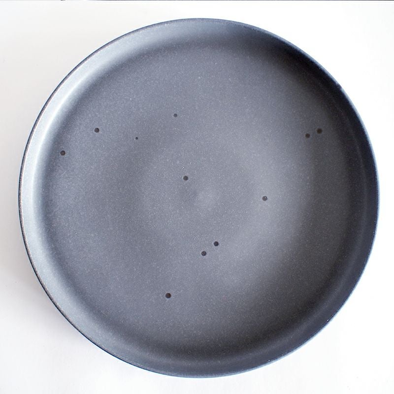 ネイビーには窯変によるドットが現れます