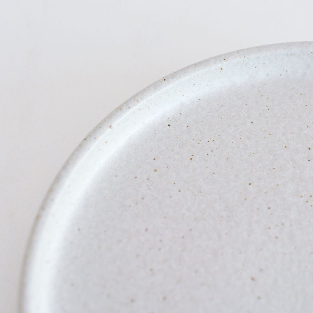 真っ白ではなく釉薬の変化をお愉しみいただけます