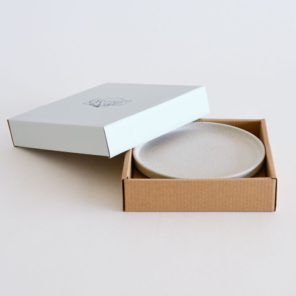 織部オリジナルの箱付きです