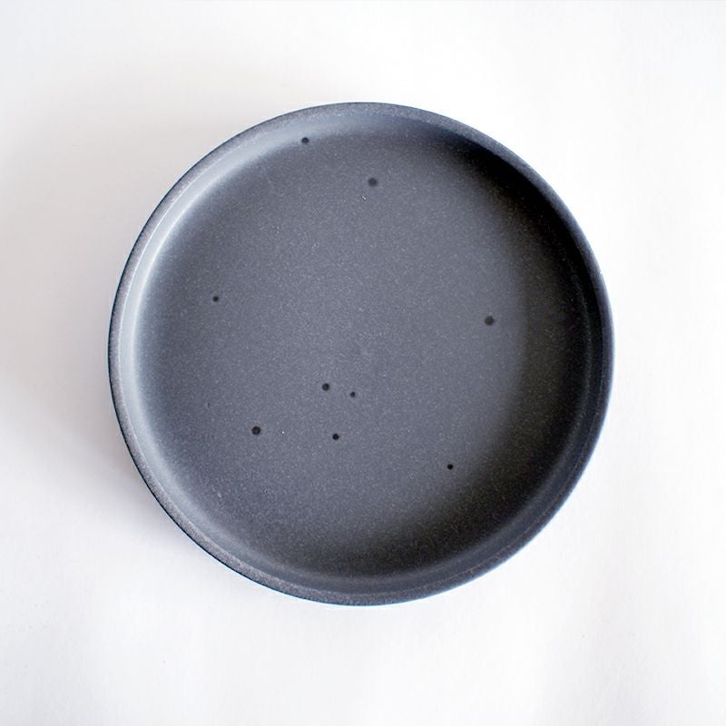 ネイビーには窯変によるドットが現れます