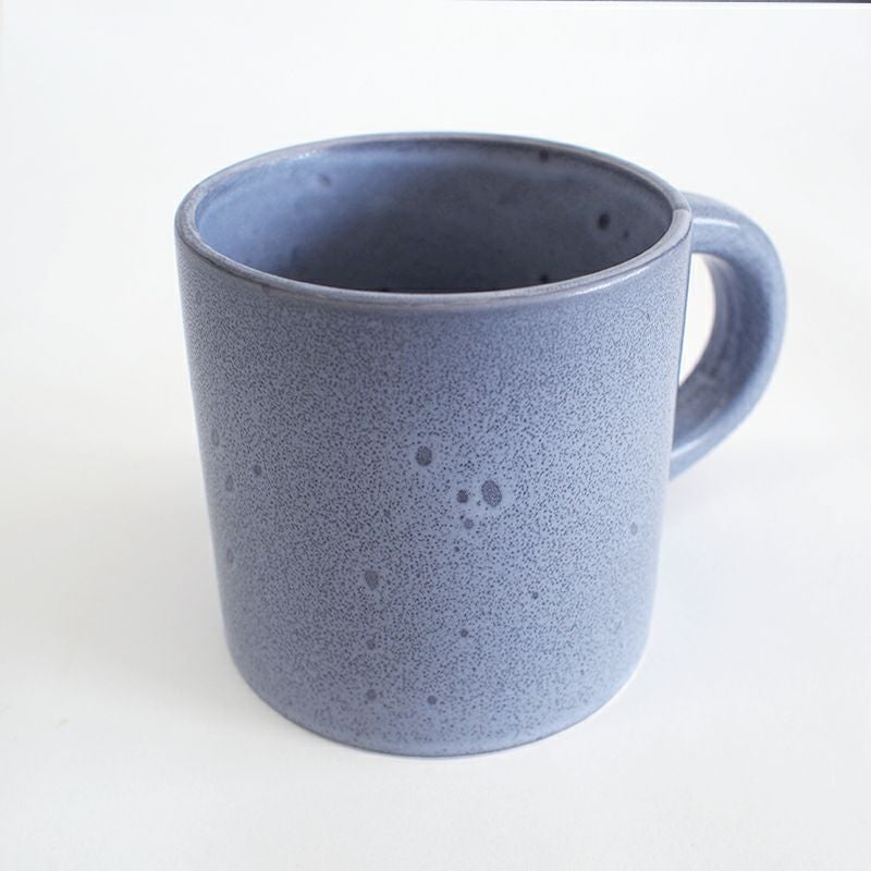 ネイビーには窯変によるドットが現れます