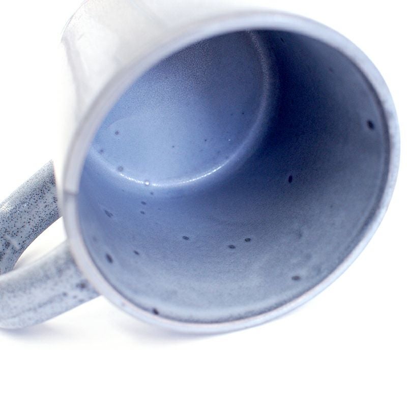 ネイビーには窯変によるドットが現れます