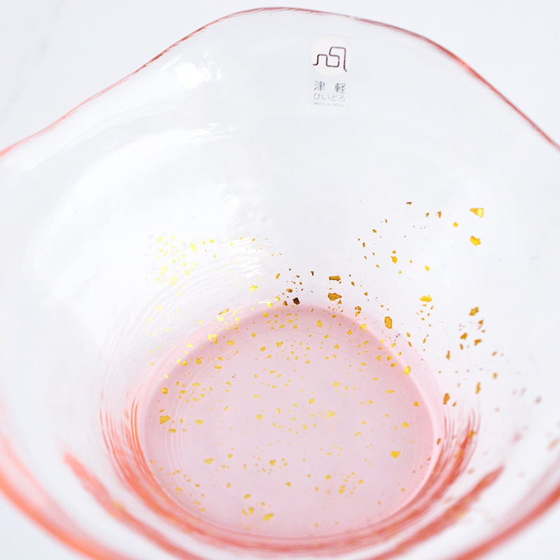 桜色のグラデーションの中に本物の金箔が贅沢に散りばめられており、光を反射してキラキラと美しく輝きます