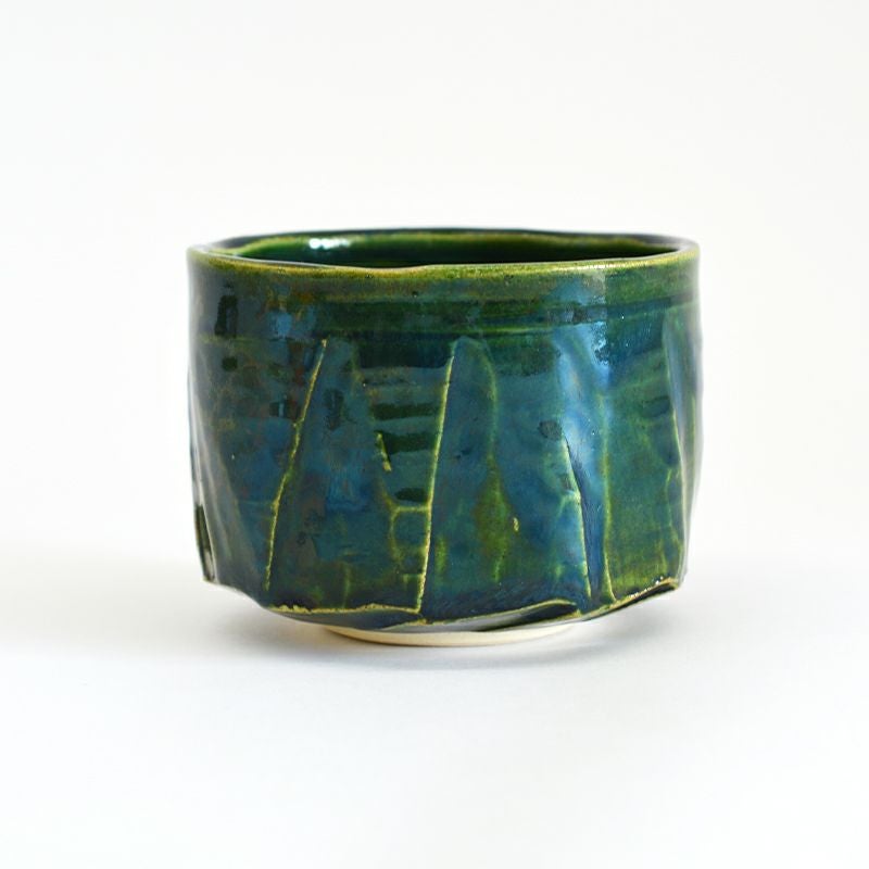 織部焼は自由な形状が特徴の陶器です