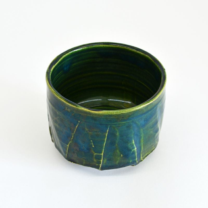 荒く削りだした装飾に趣を感じます