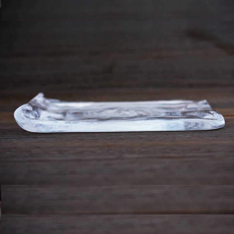 厚みのある硝子が光を反射し、料理を美しく引き立てます