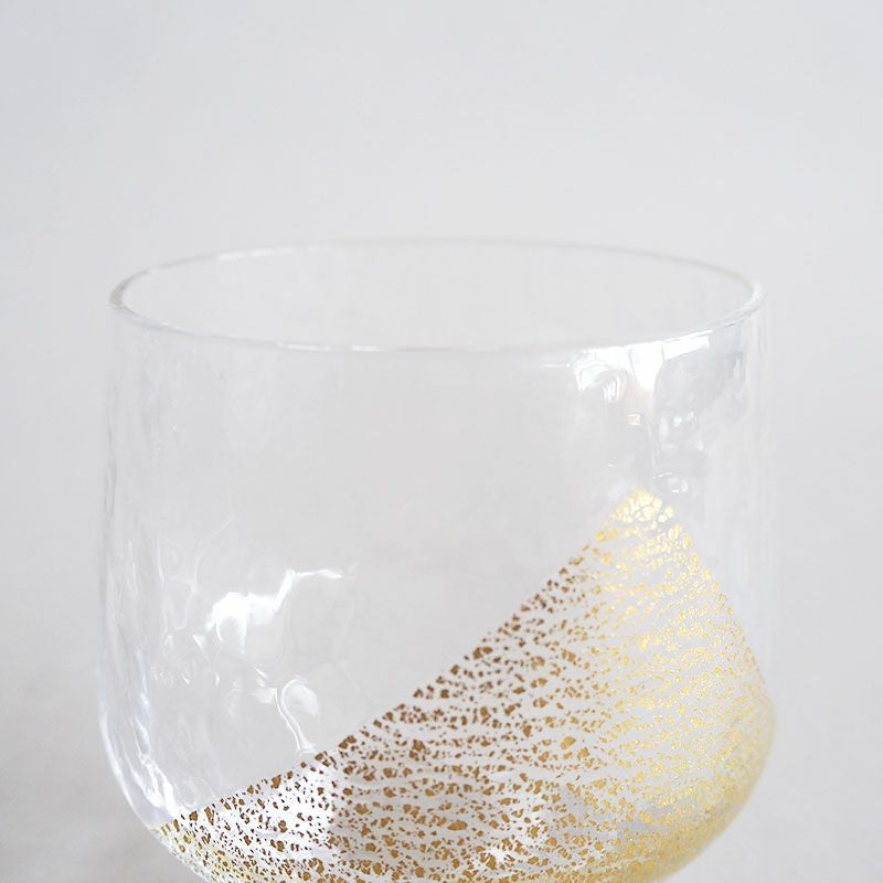 お酒が金箔に映えるグラスです