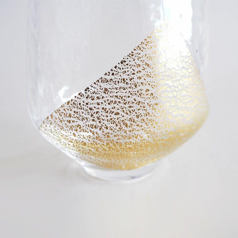 お酒が金箔に映えるグラスです