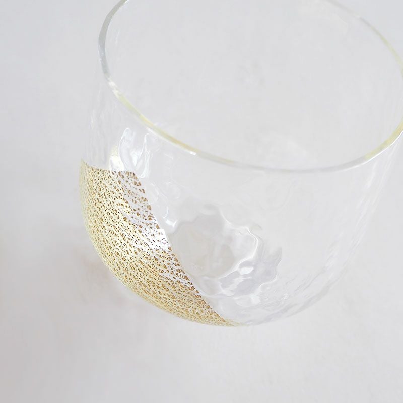 お酒に揺らめく金箔が美しい