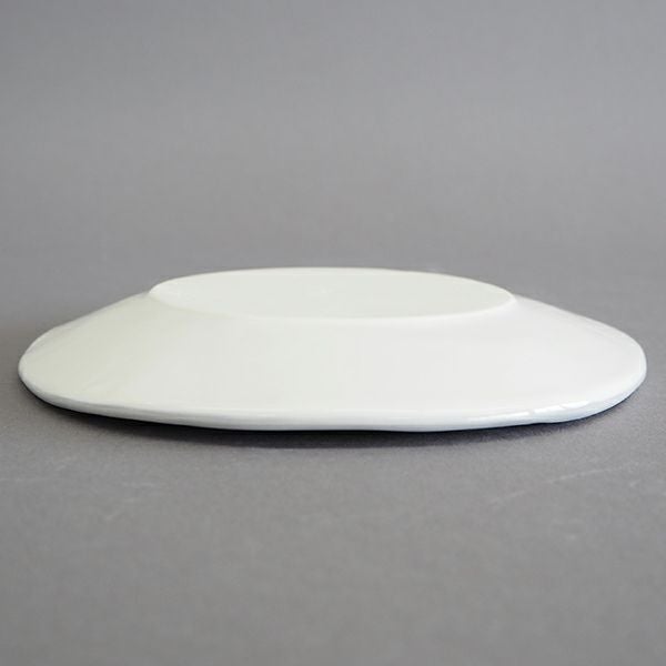 使い勝手の良い、お料理が映える色合いの丸新製陶 クレイ丸皿 L ホワイト