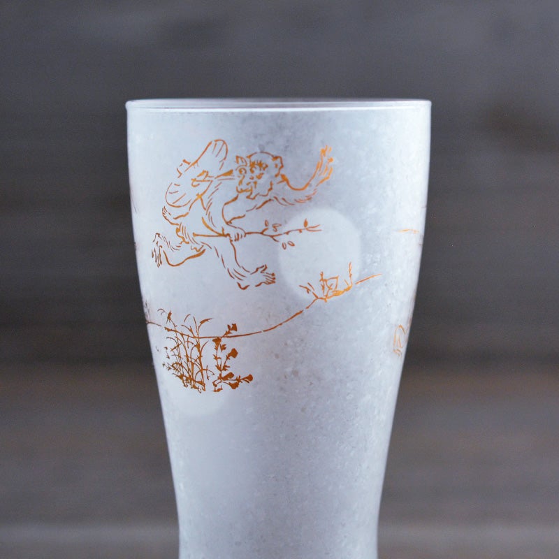 鳥獣戯画のそれぞれのコマが煌びやかな金で描かれています