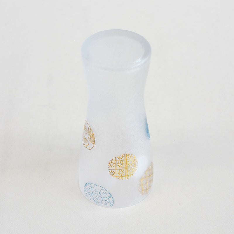 グラスの表面はみぞれ仕上げで涼し気な印象です