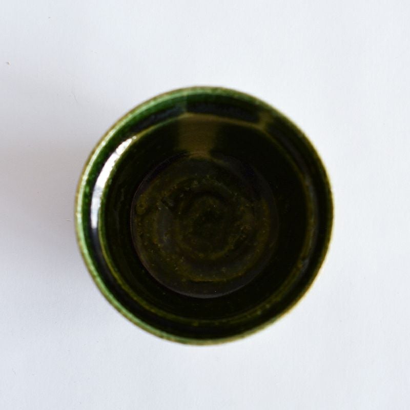 美濃焼を象徴する「織部焼」の抹茶碗です