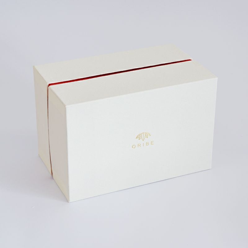 織部のロゴが入った化粧箱に入っています