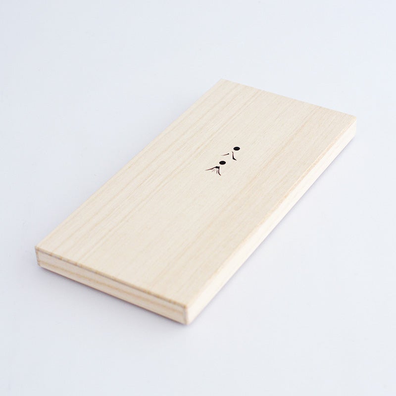 お箸を美しく保護し、贈答用としての品格を高める木製の桐箱に収められています