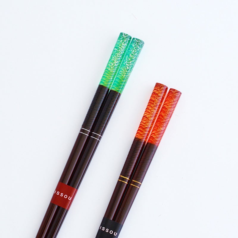 色鮮やかなグリーンとレッドのらせん模様