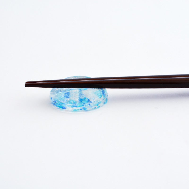 中央が緩やかに凹んでおりお箸が転がり落ちにくい
