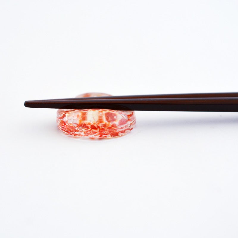 中央が緩やかに凹んでおりお箸が転がり落ちにくい