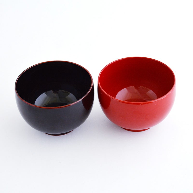 奥深い黒紫色の「溜（溜内黒）」と、鮮やかで落ち着きのある「朱（古代朱）」の2色が美しい一対になっています
