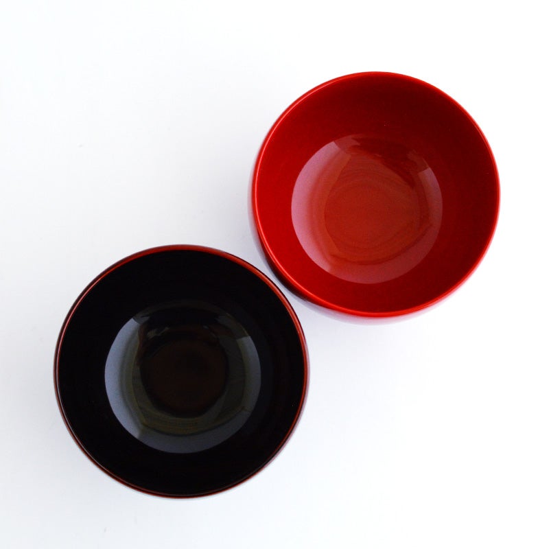 お椀の内側まで漆で美しく塗られており、緑のネギや白の豆腐など、お味噌汁の具材を引き立たせます