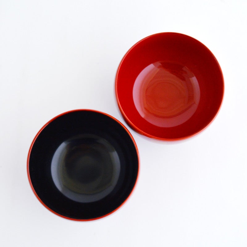 内側の黒と朱のコントラストが、お味噌汁の緑の具材やだしの色合いを格段に美しく見せます